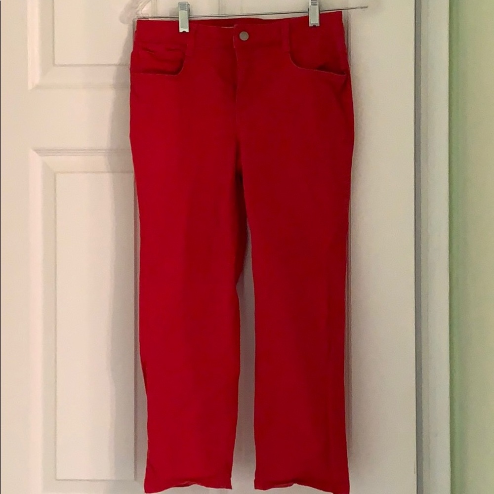 Red jeans cropped
